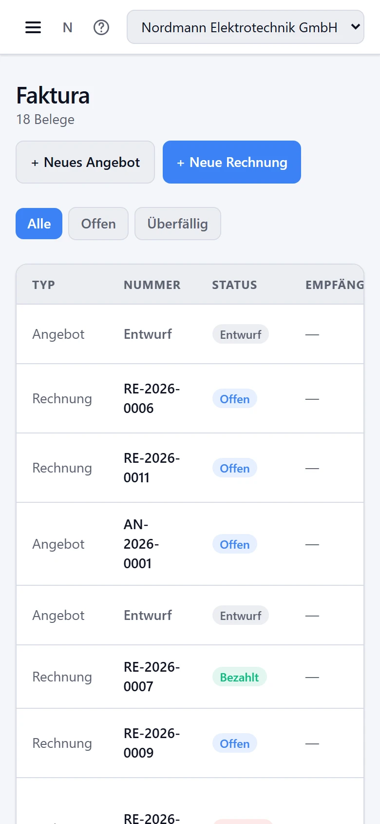 LeanShift Fakt: mobile Faktura-Liste mit Status-Chips auf dem Smartphone