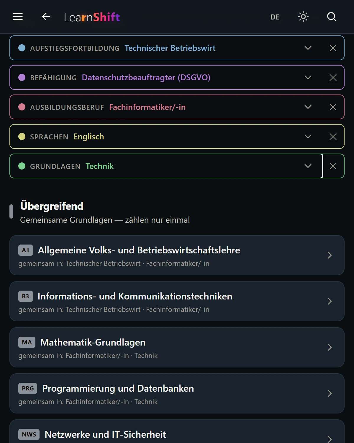 LearnShift Bildungswege auf dem Tablet. Auswahlzeilen für Aufstiegsfortbildung, Befähigung, Ausbildungsberuf, Sprachen und Grundlagen, darunter die kombinierte Modulliste der gewählten Bildungswege, gemeinsame Grundlagen einmal unter Übergreifend.